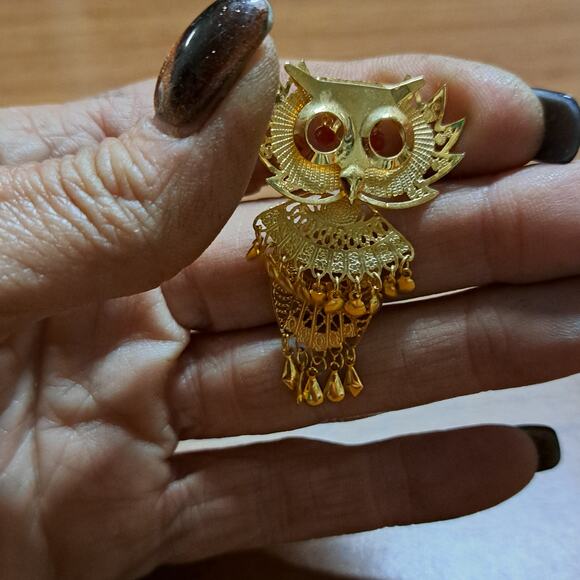 Vintage Pin or Pendant Goldtone Articulated Owl  Rhinestone Eyes 2" x 1 1/4" - Picture 2 of 7